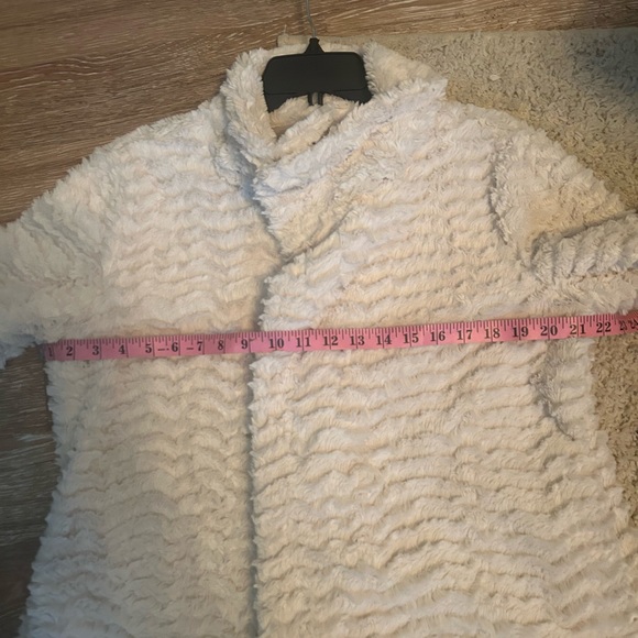 PATAGONIA WOMENS PELAGE FAUX FUR JACKET CREAM WHITE COLOR - Picture 9 of 11